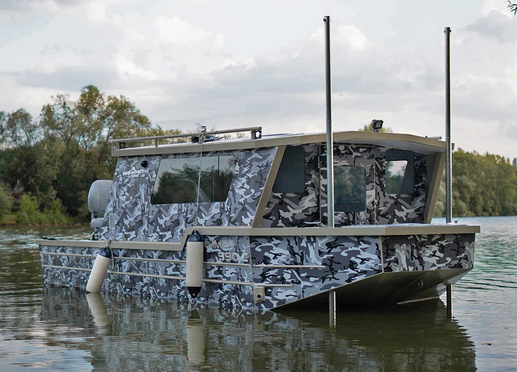 Barkmet boat op Carp Den Bosch